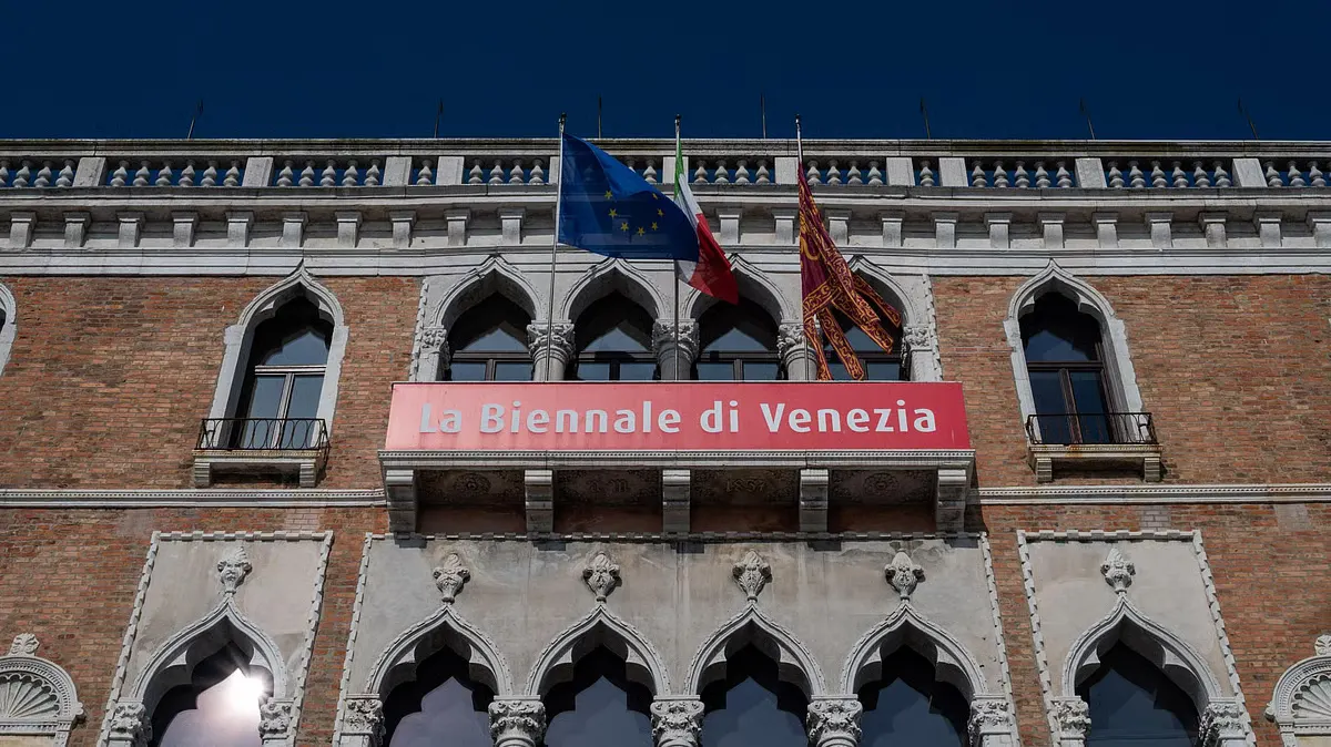 Еврокомиссия прекратила выделение гранта в размере €2 млн Венецианской биеннале современного искусства, выразив политическое несогласие с допуском официального российского павильона.