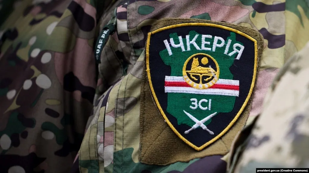 Росфинмониторинг включил «Чеченскую Республику Ичкерию» и её зарубежные подразделения в перечень террористических и экстремистских структур после решения суда в Грозном, признавшего объединение террористической организацией. Российские спецслужбы связывают её участников с боями на стороне ВСУ и диверсиями в приграничных областях, а лидер движения Ахмед Закаев находится в Великобритании и разыскивается по обвинениям в терроризме.