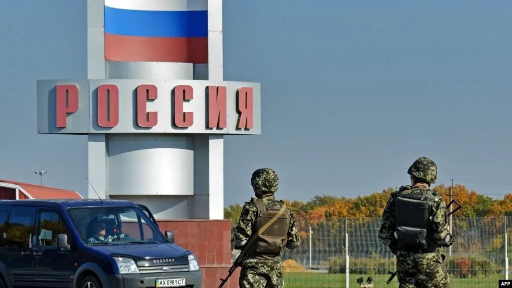 МВД России подготовило поправки, которые позволят отказывать в экстрадиции иностранцев и лиц без гражданства, если им предоставлено убежище в РФ — включая политическое. Под действие инициативы могут подпасть зарубежные хакеры, сотрудничающие с российскими структурами, и иностранцы, переехавшие в страну ради «традиционных ценностей».