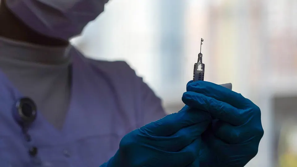 Российские учёные разрабатывают генотерапевтический препарат, который должен блокировать рецептор, запускающий старение клеток, и войти в нацпроект по новым технологиям сбережения здоровья.