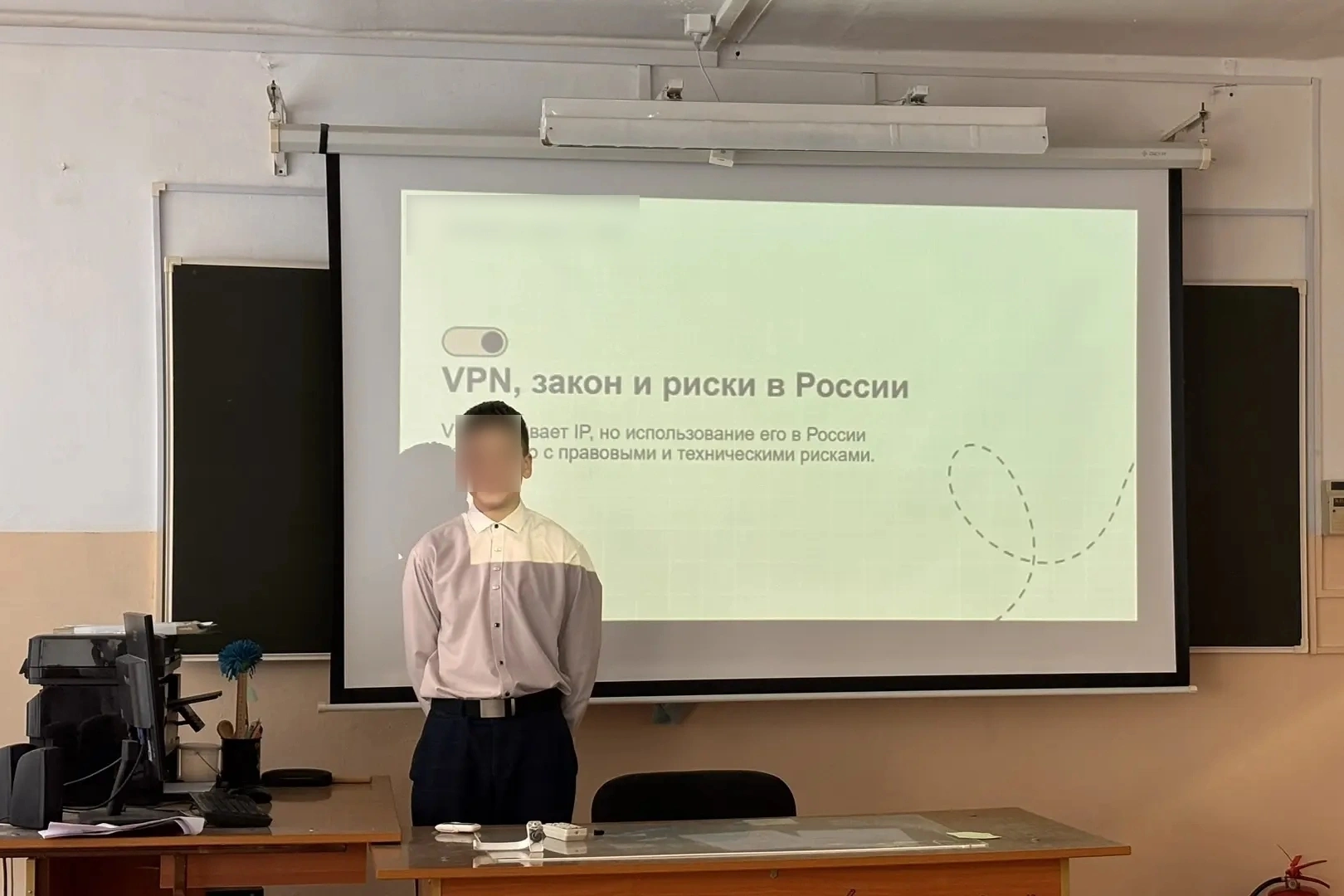 В учебных заведениях разных регионов России начали проводить специальные уроки по цифровой безопасности, на которых школьникам и их родителям рассказывают о рисках использования VPN и возможных правовых последствиях онлайн-активности.