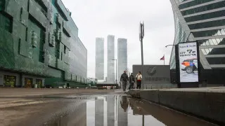 Крупные работодатели в России временно отказались от активного найма: две трети компаний не собираются менять численность персонала, а дефицит кадров снижается на фоне охлаждения спроса в экономике.