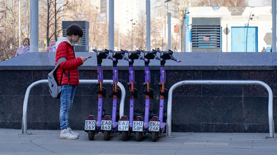 Столичный профильный вуз предложил разрешить аренду электросамокатов только через госмессенджер Max и использовать его для контроля за владельцами СИМ и сервисами кикшеринга.