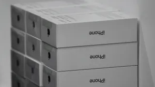 У российских продавцов электроники скопились крупные запасы дорогих смартфонов Apple и Samsung. Из‑за падения спроса и снижения покупательной способности цены на флагманские модели заметно снизились, а ритейлеры вынуждены распродавать технику с существенными скидками и переключаться на более бюджетные устройства.