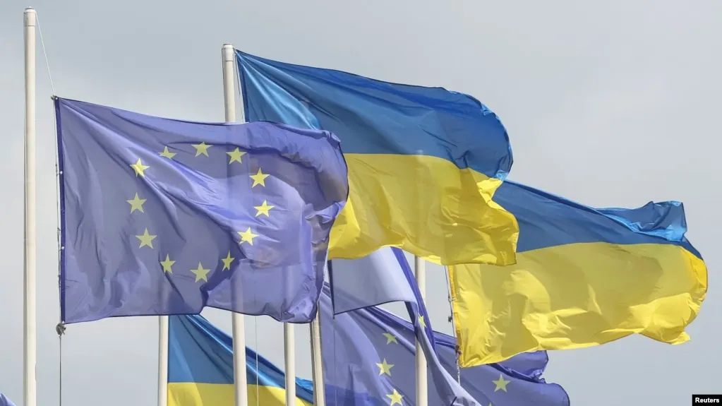 Европейский союз официально согласовал долгосрочный кредит Украине на 90 млрд евро и 20-й пакет санкций против России; первый транш Киев рассчитывает получить к концу мая – началу июня.