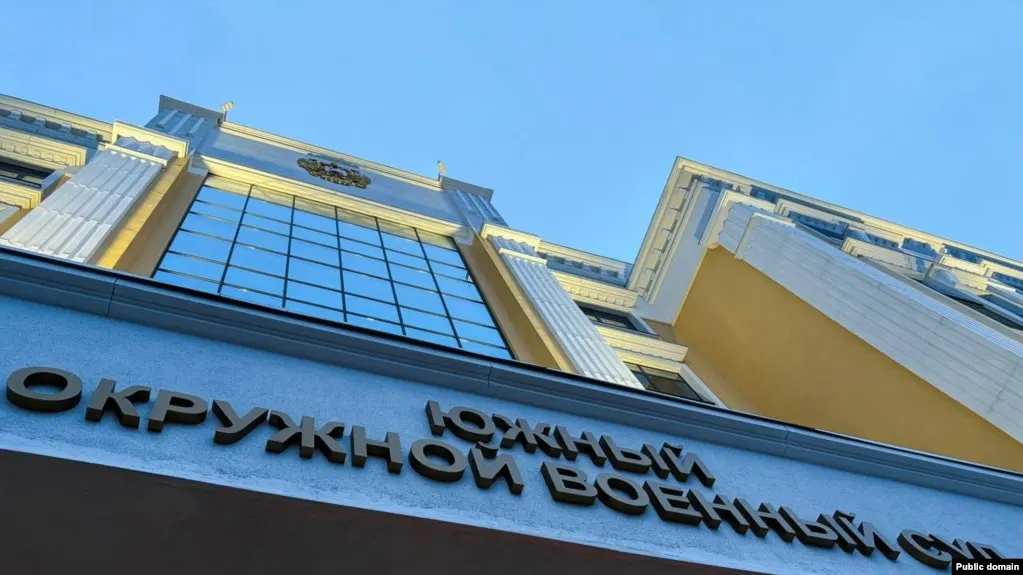 Южный окружной военный суд отправил трёх жителей Ростова-на-Дону в колонию строгого режима на сроки от восьми до десяти лет по делу о подготовке поджога военкоматов. В деле фигурирует засекреченная свидетельница, сотрудничавшая с ФСБ, а обвинения квалифицированы по жёстким статьям о терактах и диверсиях на фоне ужесточения законодательства после начала войны в Украине.