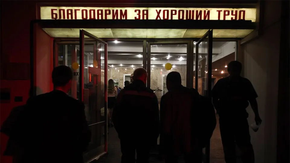 По данным Роструда, более 105 тысяч сотрудников бюджетных организаций по всей России рекомендованы к увольнению. Больше всего сокращений ожидается в Москве и ряде регионов на фоне растущего дефицита федерального и региональных бюджетов, цифровизации и требований повысить производительность труда.