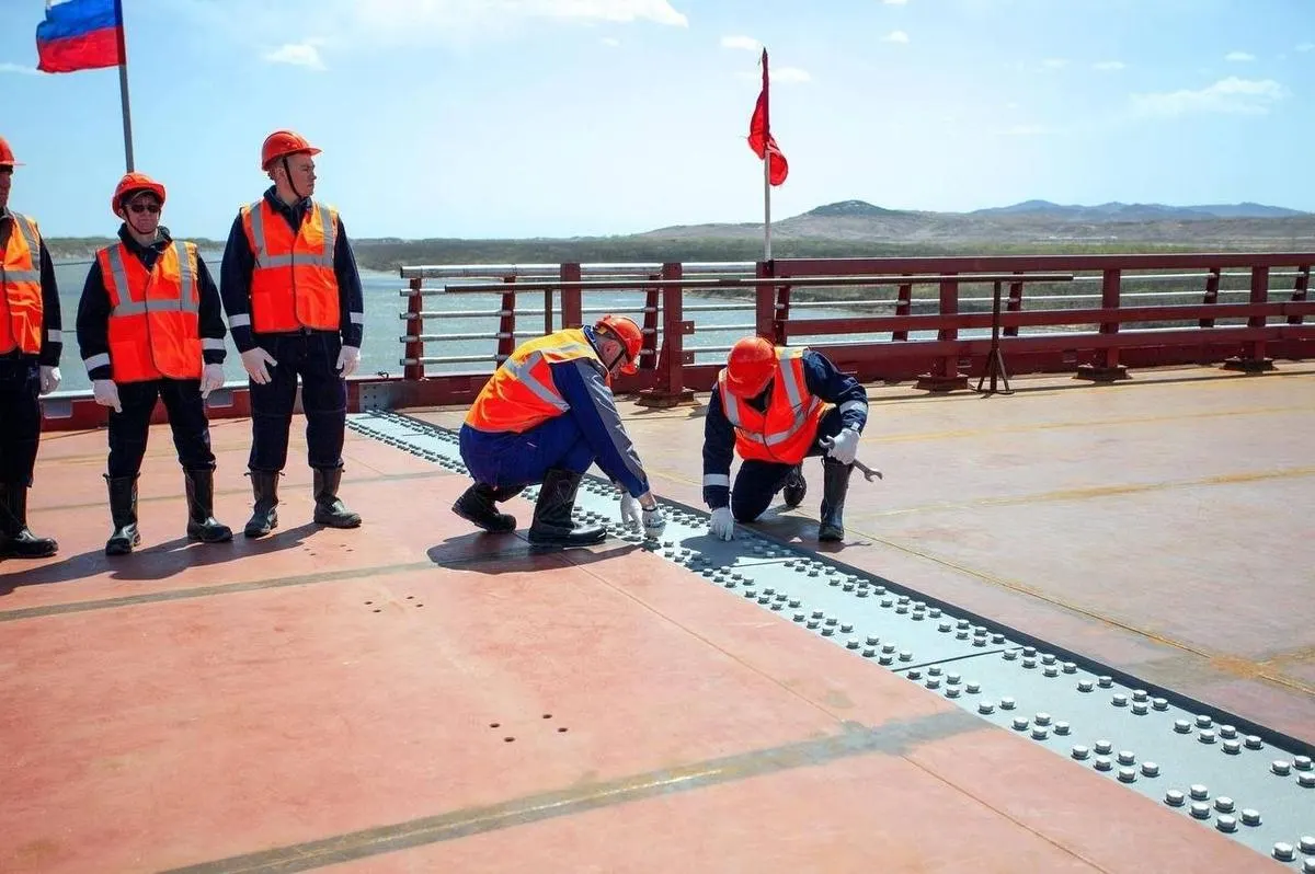 К 2026 году на границе России и КНДР планируют запустить первый прямой автопереход через реку Туманная: мост длиной около километра с двумя полосами движения должен усилить торговлю и упростить логистику.