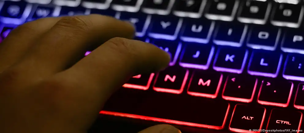 Минцифры разрабатывает инициативу о взимании платы за международный трафик; использование VPN для доступа к запрещённым ресурсам хотят приравнять к зарубежному трафику. Первые сборы могут затронуть мобильные сети.