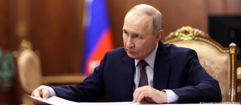 Президент России подписал закон, который ослабляет антикоррупционный контроль: государство перестанет проверять сделки чиновников и их супругов, совершенные до вступления в должность и до брака, а также вводит объединённую декларацию доходов семьи.