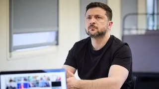 Президент Украины Владимир Зеленский считает, что усиление блокировок интернета и ограничений доступа к мессенджерам в России связано с подготовкой к новой масштабной мобилизации и возможному наступлению в Украине, а также с проверкой реакции НАТО в случае действий против стран Балтии.