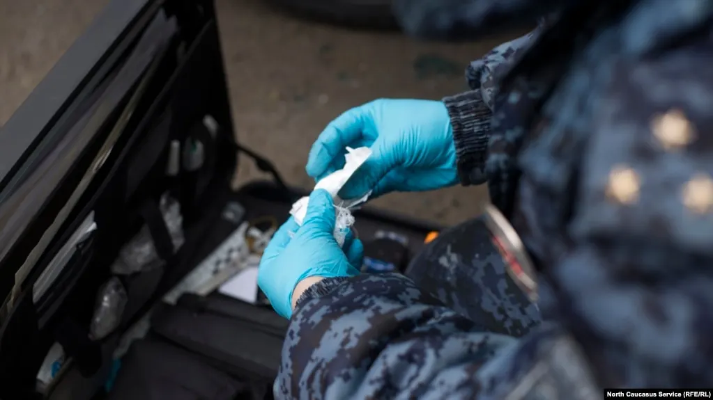 Правительство России рассматривает проект Верховного суда о смягчении наказаний за незаконный оборот наркотиков, но выступает против сокращения максимальных сроков лишения свободы за хранение в крупном и особо крупном размерах.