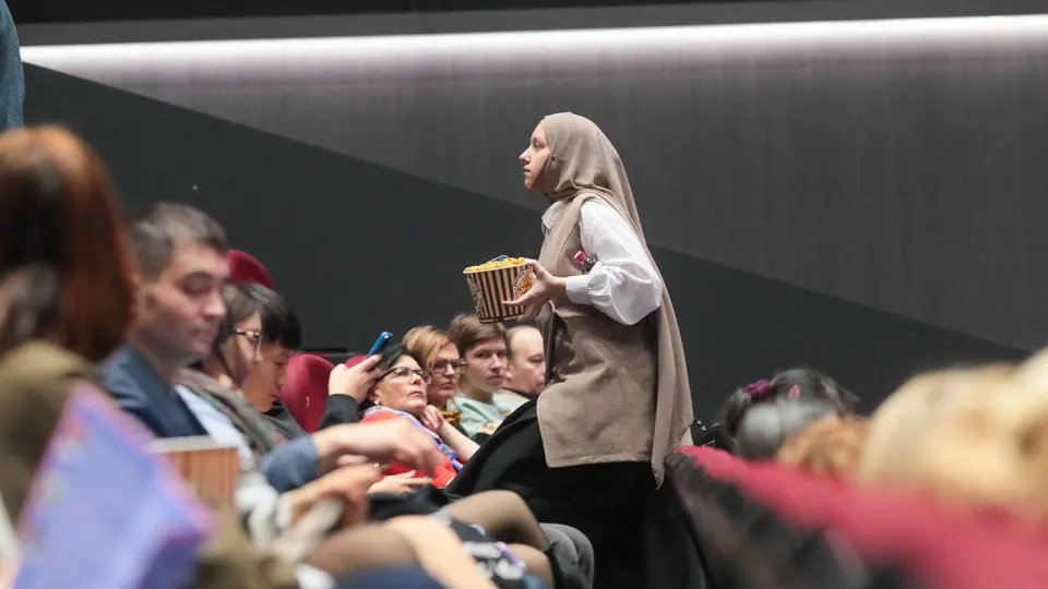 Ассоциация владельцев кинотеатров призвала с 30 апреля по 11 мая не показывать иностранные фильмы без прокатных удостоверений и поддержать российскую картину «Литвяк», выпуская на экраны преимущественно отечественные релизы.