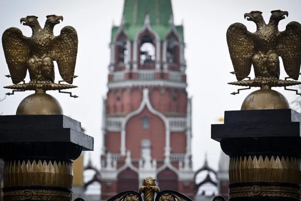 При запуске некоторых фильмов сервисы показывают предупреждения, что из картин удалены или скрыты фрагменты в соответствии с российским законодательством. Правообладатели указывают сокращения, а стриминги объясняют это самоцензурой на фоне новых законов.
