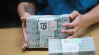 За одну неделю объём наличных в обращении в России вырос на 240 млрд рублей на фоне отключений мобильного интернета, более жёсткой политики банков и планов по усилению контроля за переводами на карты.