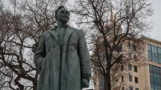 Президентским указом Академии ФСБ снова присвоено имя основателя ВЧК Феликса Дзержинского, чья деятельность связана с красным террором и зарождением советских спецслужб.