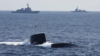 Правительство Японии кардинально пересмотрело послевоенную политику самообороны и разрешило экспорт летальных вооружений, открыв путь к поставкам ракет, боевых кораблей, подлодок и самолетов за рубеж при строгом государственном контроле. Исключительные случаи допускают возможные поставки и Украине, если Токио сочтет это необходимым для собственной безопасности.