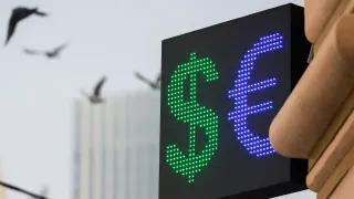 Курс доллара опустился до минимальных значений с февраля 2023 года, рубль поддерживают высокие цены на нефть, рост экспортной выручки и приостановка бюджетного правила, однако власти уже обсуждают возможное досрочное возвращение на валютный рынок.