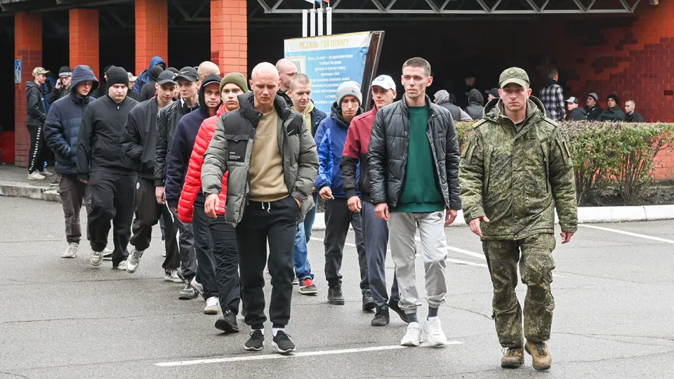 Молодому человеку, получившему повестку и внесённому в электронный реестр, запретили выезд при попытках покинуть страну через Беларусь; правозащитники советуют оперативно обжаловать такие ограничения.