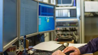 Минцифры подготовило поправки в КоАП: ведомства и госкомпании, не перешедшие до 2030 года на отечественное ПО и доверенные программно-аппаратные комплексы, могут начать штрафовать. Эксперты считают предлагаемые санкции несоразмерными масштабам затрат на импортозамещение.