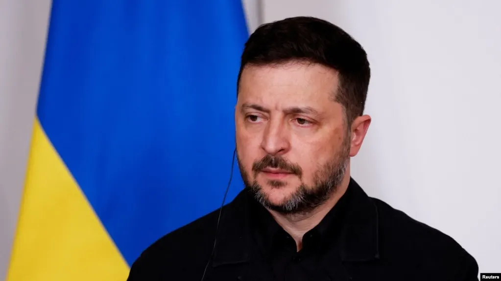 Президент Украины заявил, что предполагаемое российское перемирие на время празднования Дня Победы может быть тактическим ходом для обеспечения безопасности парада, а не реальным шагом к длительному прекращению огня.