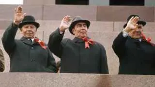 Российские власти до конца 2026 года вводят жесткое планирование выпуска бензина и дизеля, а также ограничивают рост цен на АЗС на фоне серии атак беспилотников по НПЗ и дефицита топлива в регионах.