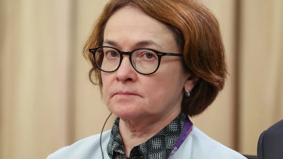 Центробанк сообщил о замедлении российской экономики в первом квартале 2026 года, связав спад с неблагоприятной погодой, изменениями в налоговой системе и снижением потребительского спроса, несмотря на рост нефтяных доходов.