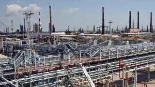 Из-за серии атак беспилотников приостановлена переработка нефти на Туапсинском, Новокуйбышевском, Саратовском, Киришском и нижегородском НПЗ, что затронуло мощности на десятки миллионов тонн в год.