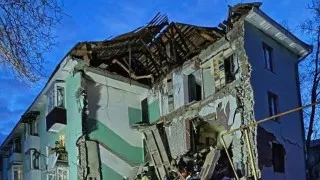 В Сызрани беспилотник попал в многоэтажный жилой дом, частично обрушился подъезд. Из-под завалов спасены 11 человек, среди них двое детей. Масштабная атака дронов затронула ряд регионов и привела к ограничениям в работе аэропортов.