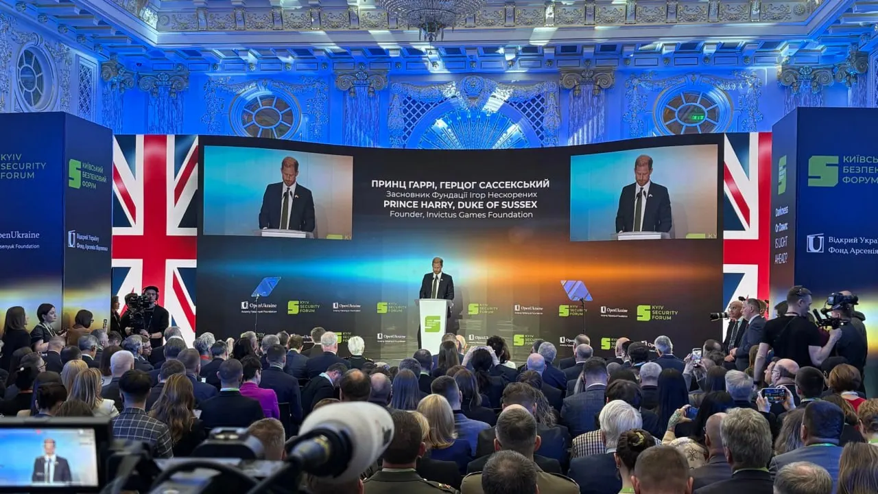 Герцог Сассекский, прибывший в Украину как частное лицо, на форуме в Киеве обратился к Владимиру Путину с призывом прекратить войну и напомнил США об их обязательствах по защите украинского суверенитета после отказа Киева от ядерного оружия.