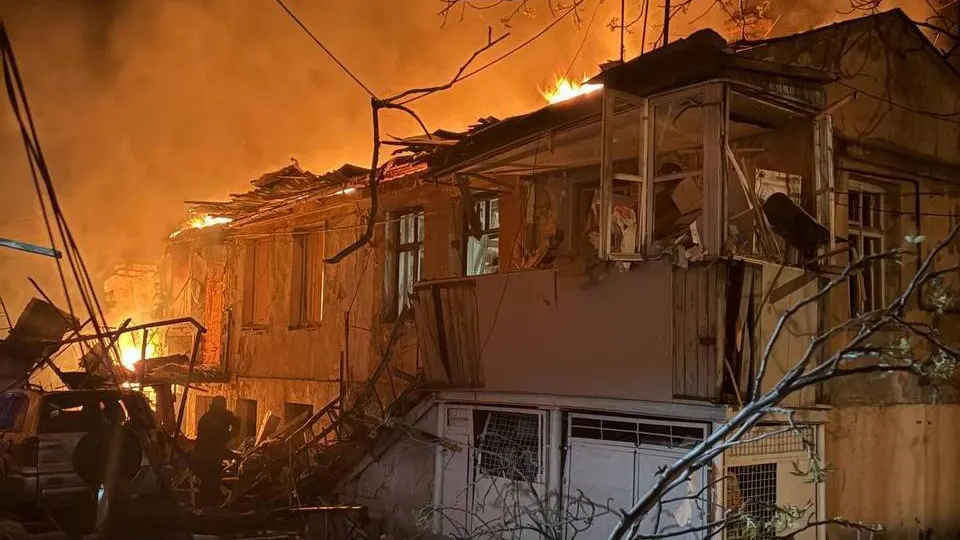 Российские беспилотники в ночь на 24 апреля нанесли массированный удар по Одессе: повреждены жилые дома, по данным украинских властей, есть погибшие и раненые, на месте работают спасатели.