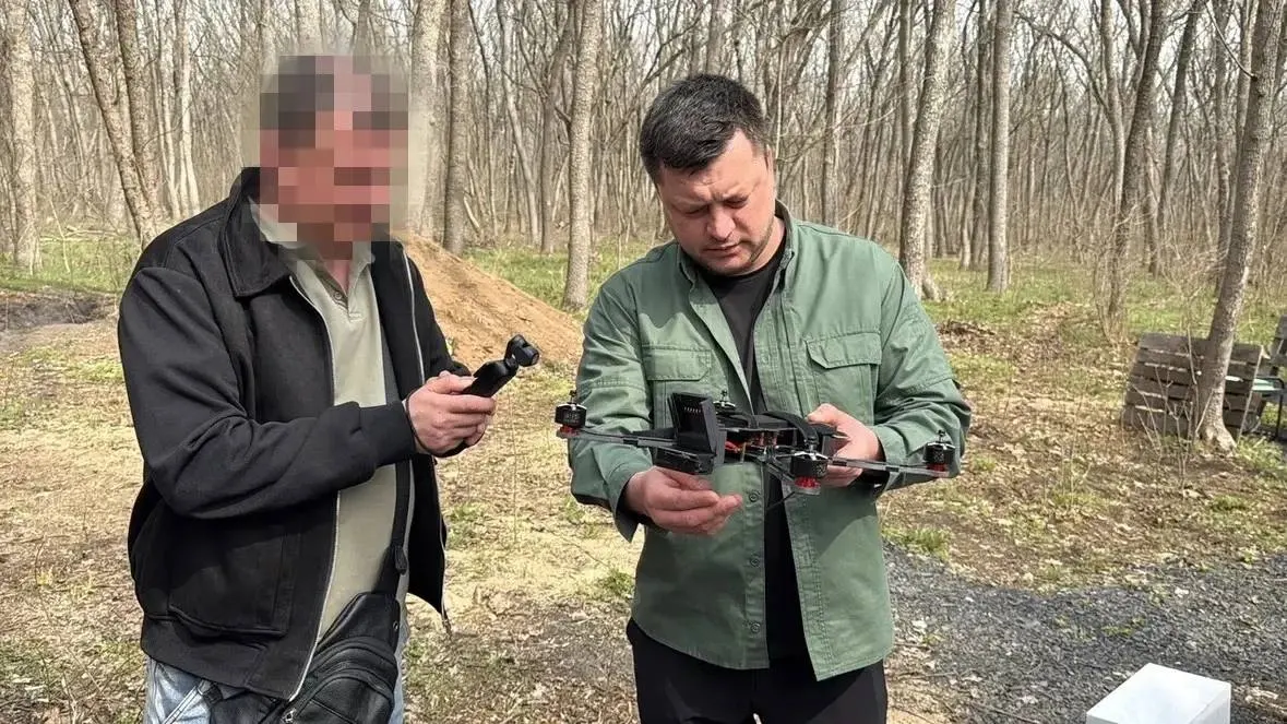 Мэра Уфы доставили в следственные органы: его и ещё нескольких сотрудников администрации подозревают в незаконном отчуждении участка санатория площадью более 1,3 тыс. кв. м и получении взятки. Проверяются и другие эпизоды.