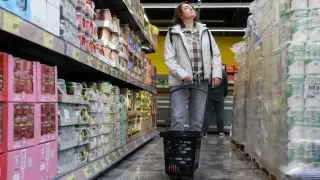 Глава военной разведки Швеции заявил, что российские власти систематически приукрашивают экономические показатели: по его оценке, реальная инфляция в РФ приближается к 15%, тогда как официальная статистика говорит менее чем о 6%. Он также считает, что военные расходы и скрытый дефицит бюджета подталкивают российскую экономику к затяжному спаду или шоковому кризису.