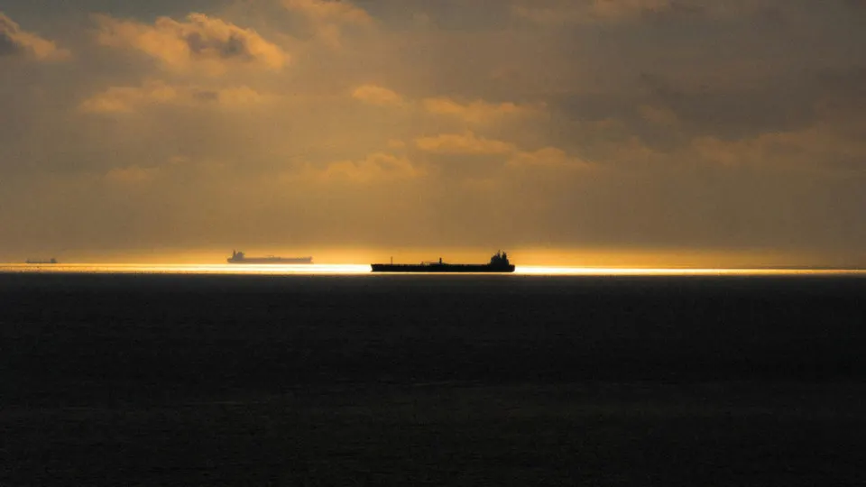 Из‑за жестких проверок в Швеции подсанкционные танкеры с российской нефтью меняют маршруты в Балтийском море, обходя шведские воды и удлиняя путь, что повышает затраты и риски перевозок.