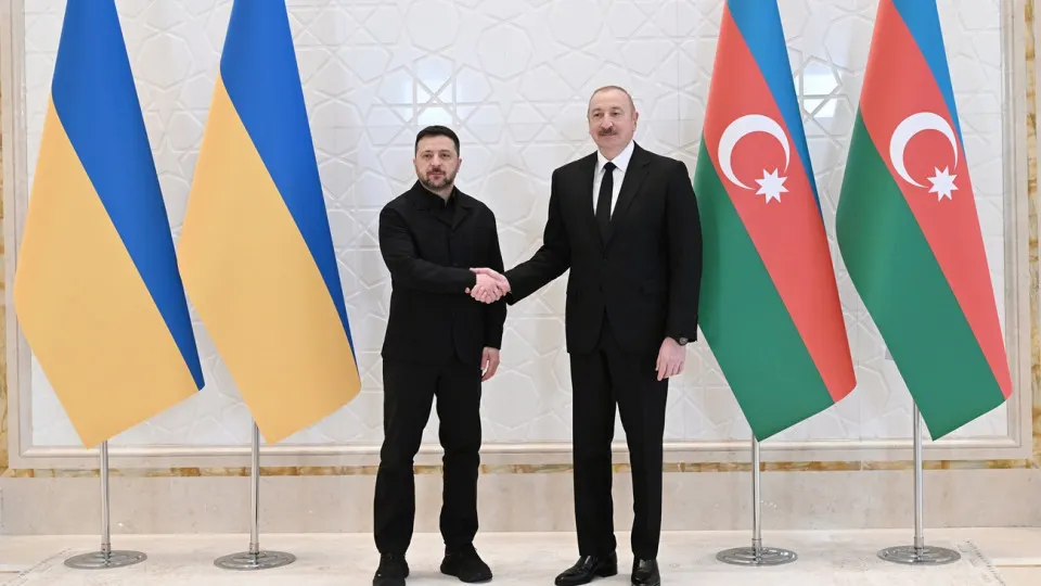 Президент Азербайджана Ильхам Алиев на встрече с Владимиром Зеленским в Габале подтвердил поддержку территориальной целостности Украины и сообщил о перспективах совместного военно-технического производства, а также о готовности Баку принять трехсторонние мирные переговоры.
