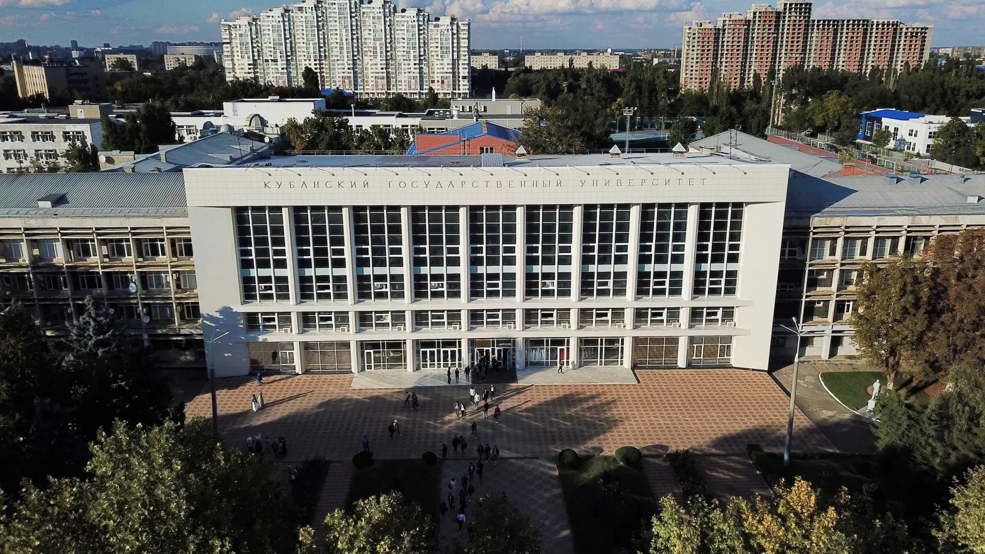 Студентов Кубанского государственного университета собирают на обязательное «военно‑патриотическое» мероприятие, где, по словам собеседников, звучала призывная агитация; за отсутствие грозят дисциплинарными взысканиями.
