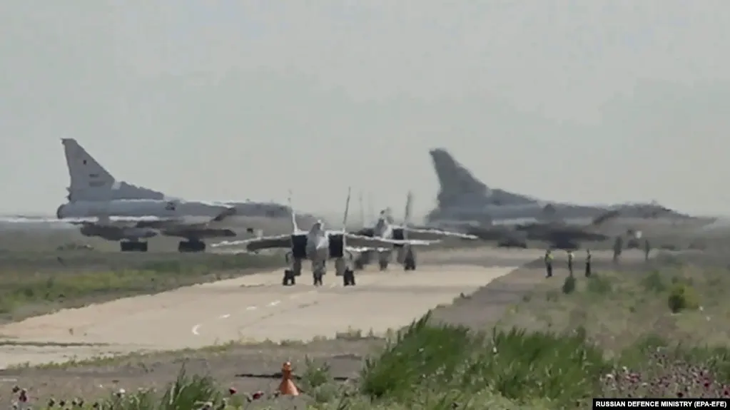 Российское военное ведомство сообщило о переброске специальных боеприпасов для ракетного комплекса «Искандер‑М» в рамках совместных с Белоруссией ядерных учений, в которых задействованы десятки тысяч военнослужащих и сотни единиц техники.