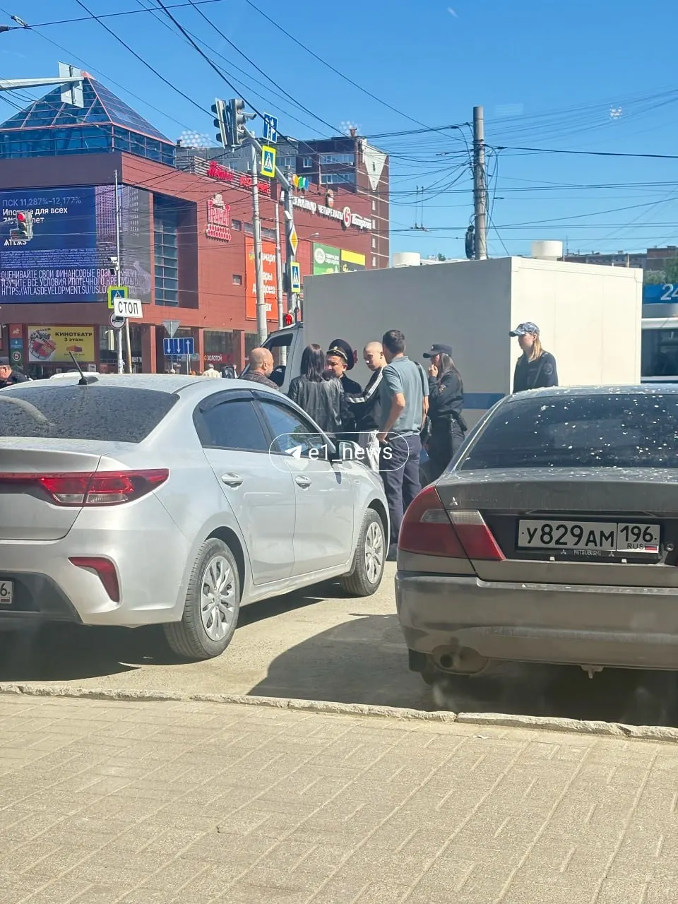 Очевидцы сообщили, что у торгового центра «Гранат» сотрудники силовых структур с собаками повязали одного молодого человека. Подробности уточняются.