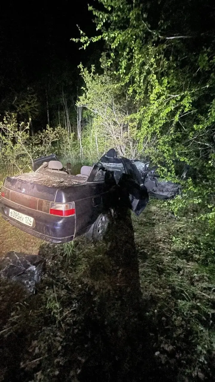 Ночью на трассе Троицк—Челябинск легковой автомобиль Lada столкнулся с грузовиком. Водитель и пассажир получили ранения, но остались живы.