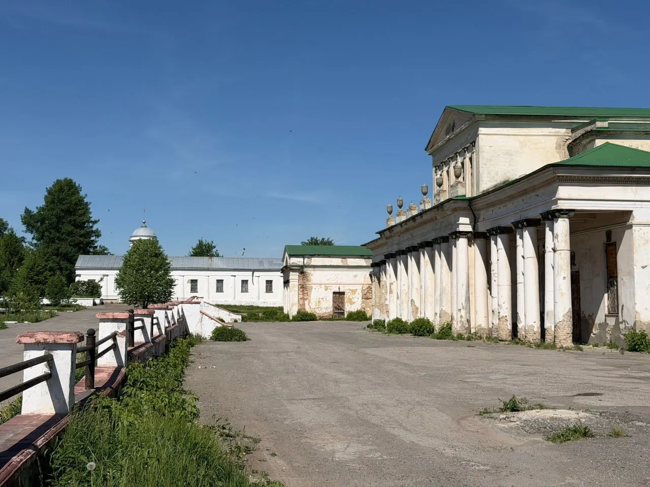 Заместитель председателя Заксобрания Свердловской области Виктор Якимов предложил создать фонд для реставрации Соборной площади, пополняемый предприятиями, бизнесом и горожанами. Жители в соцсетях восприняли инициативу скептически.