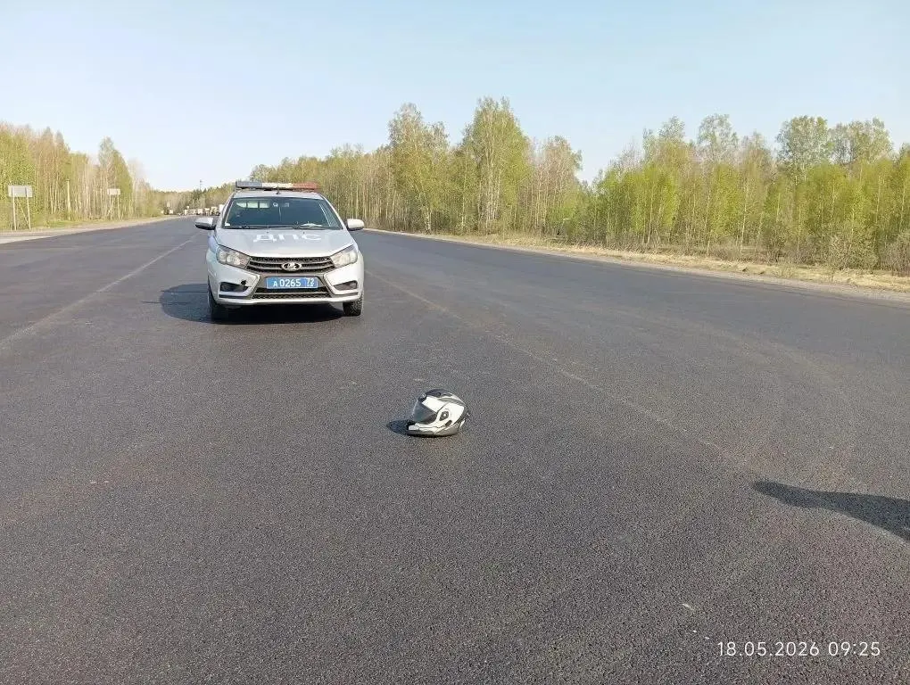 Утром в Тюменской области на трассе случилось столкновение Mitsubishi со скутером «Альфа». Водитель скутера, 22 года, доставлен в больницу и скончался от полученных травм.