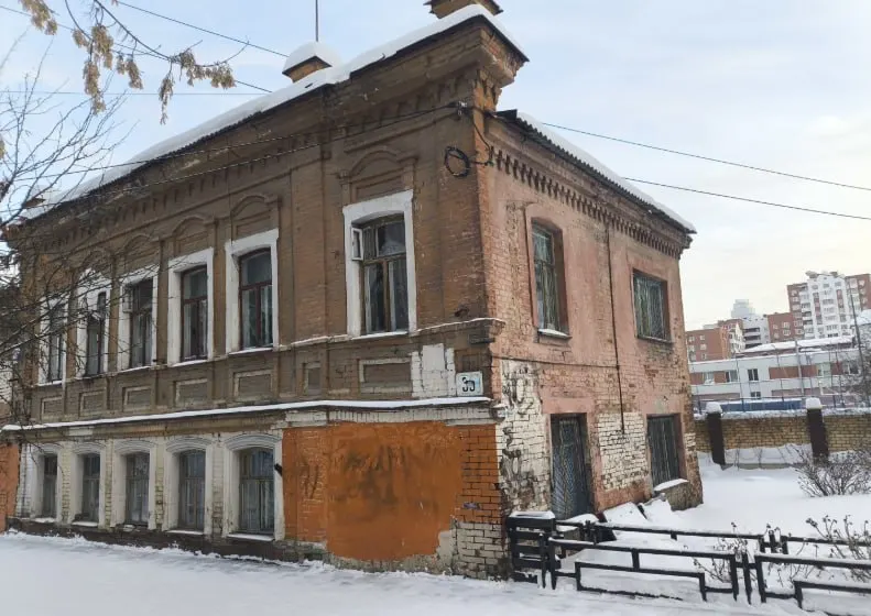 Дом на Хохрякова, 35 изъяли под муниципальные нужды — здание не является памятником и признано аварийным. В нём осталась одна жилая квартира; после сноса участок передадут под застройку.