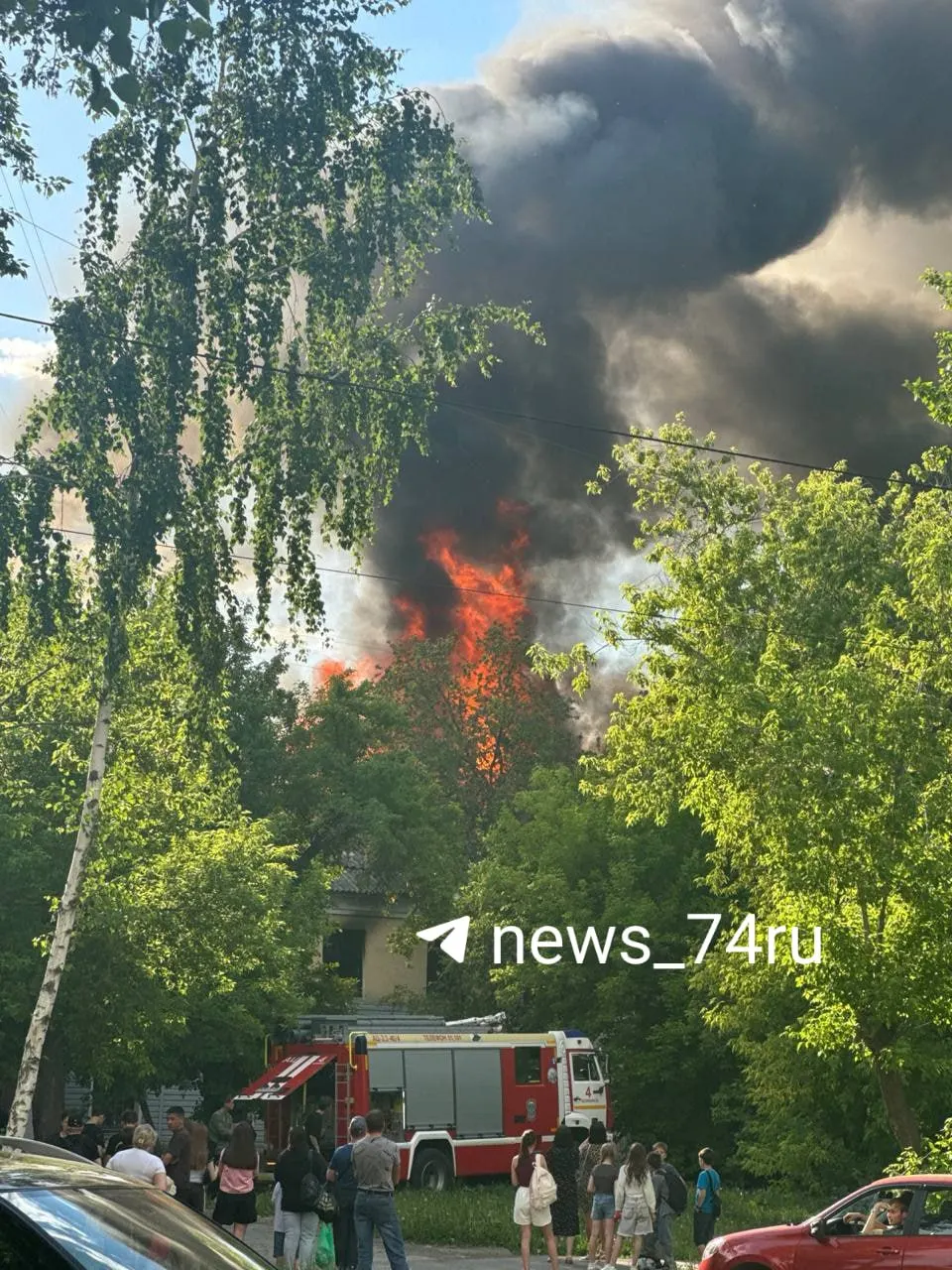 На улице Жукова в районе ЧМЗ заметили большой столб дыма и огня. Пожарные уже работают на месте, по предварительным данным обошлось без пострадавших.