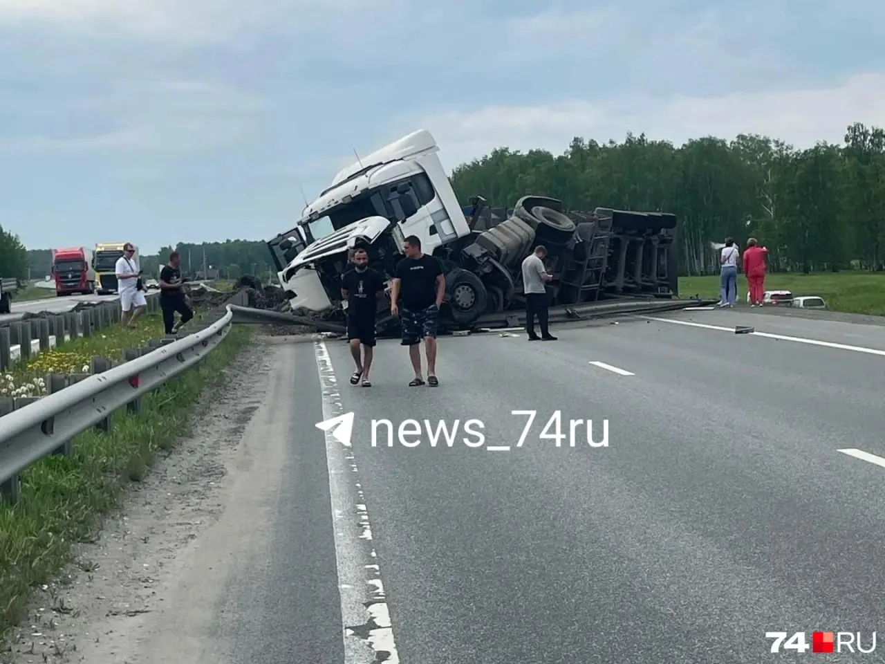 На участке М5 в Чебаркульском районе грузовик попал в ДТП после взрыва переднего колеса. По предварительным данным, люди не пострадали, но на дороге образовалась многокилометровая пробка.