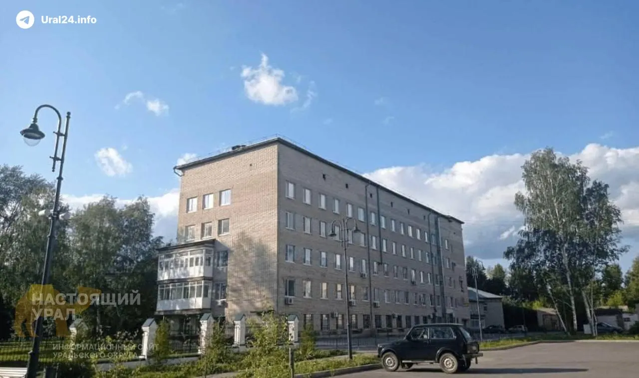 Пятиэтажный корпус Областной больницы №3 в Тобольске закрыт: в здании 1974 года постройки обнаружены крупные трещины. Пациентов эвакуируют и распределяют по другим отделениям и медучреждениям.