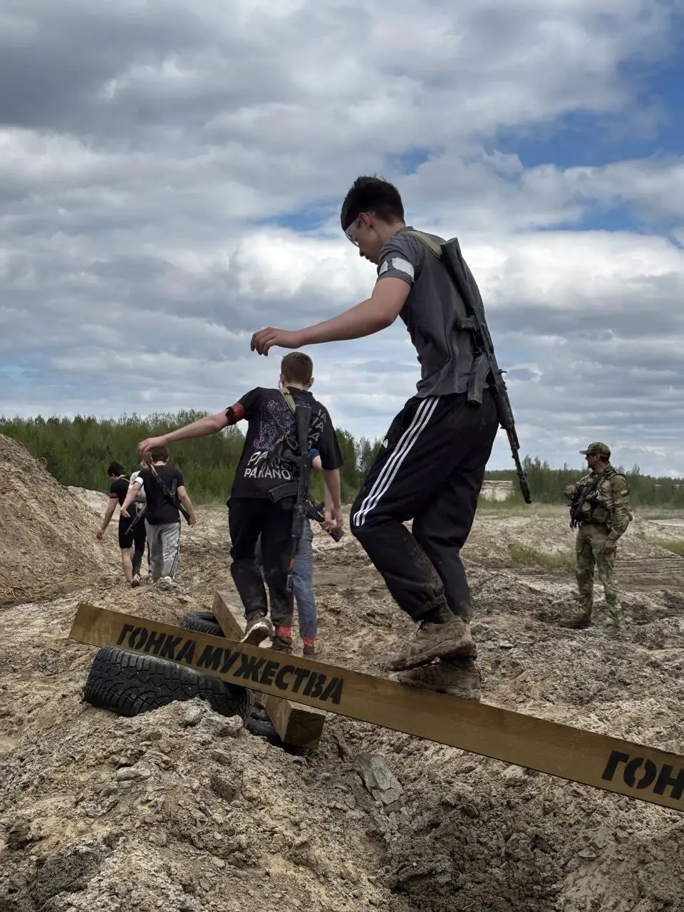 В городе Урай (Тюменская область) для учащихся провели экстремальный забег «Гонка мужества» в память о местном участнике СВО; организаторы заявили, что цель — «укрепление патриотических ценностей».