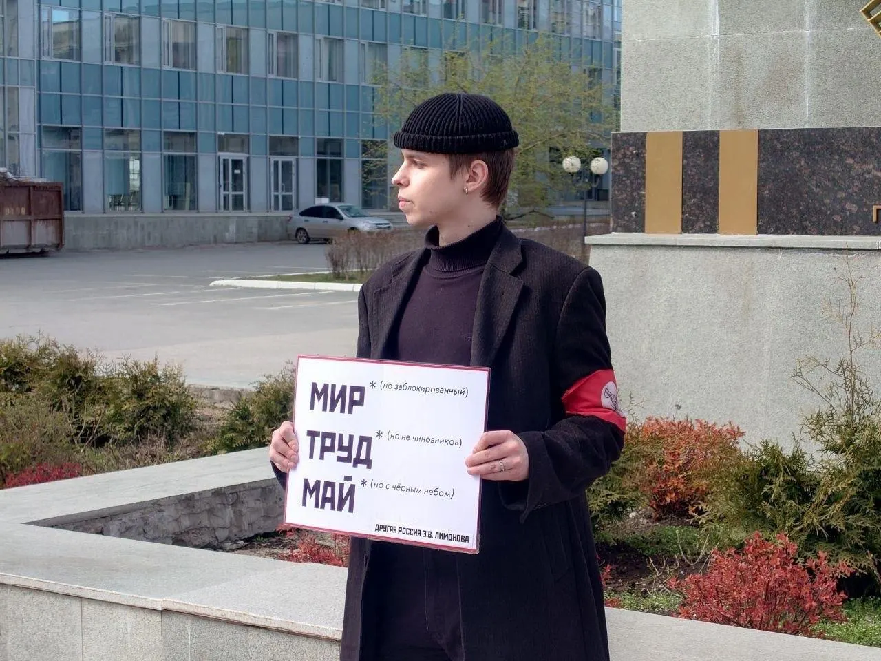 Евгения Короткова вновь арестовали после 12 суток: силовики вменяют ему демонстрацию «экстремистской» символики, хотя эта символика официально не запрещена.