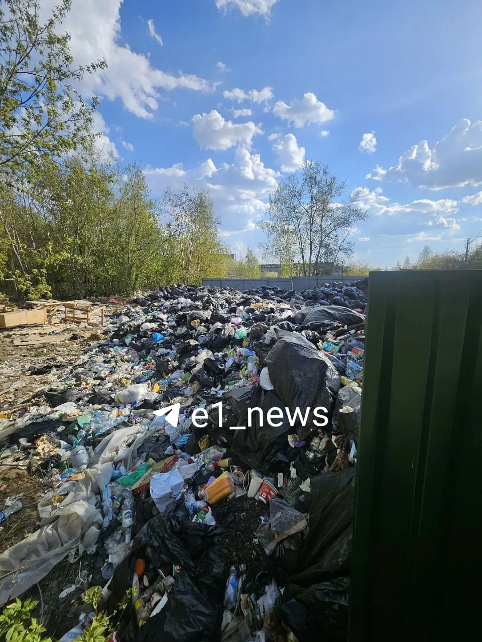 На парковке в Заречном с осени 2025 года свозят бытовые отходы за установленный забор: мусор разносит ветер, появились крысы, обращения в надзорные органы не дали результатов.