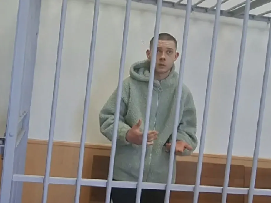 В суде молодой человек признал угрозу, рассказал, откуда взялся образ «афганской розы», извинился перед пострадавшим и рассказал о причинах конфликта.