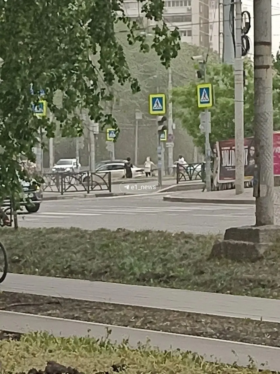 На перекрёстке улиц Московская и Щорса из‑за сильного ветра перестали работать светофоры. Водителей и пешеходов просят быть осторожными и избегать нахождения под деревьями.